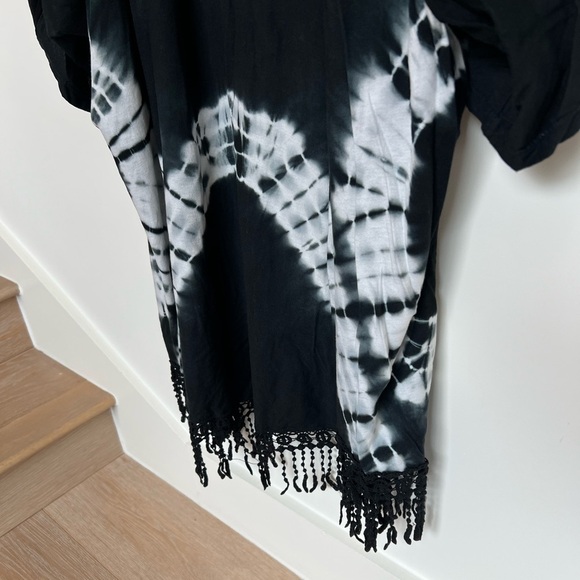 Sloane Rouge Black and White Tie-Dye Kimono with Fringe Medium - Picture 4 of 12